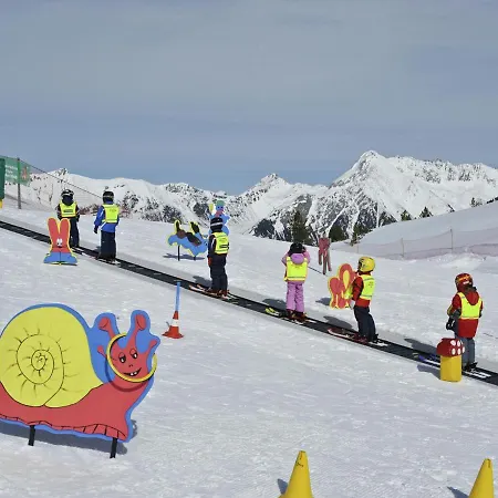 In With Mountain Views, Parking & Balcony Διαμέρισμα